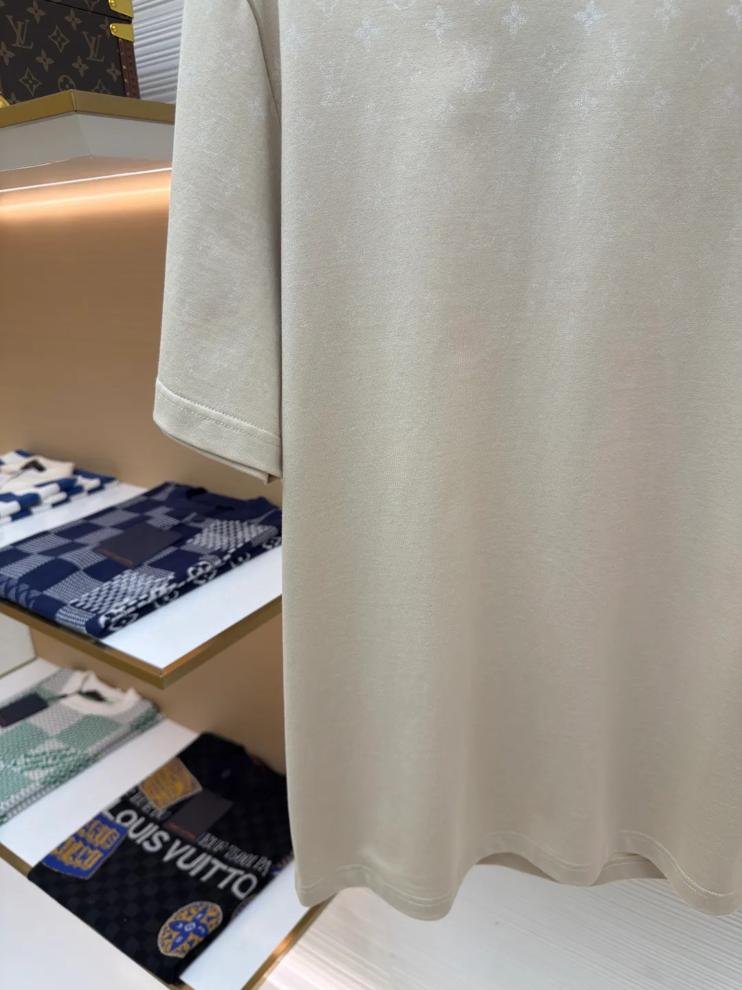 LOUIS VUITTON Gradient presbyopic T-shirt ●Authentic product: Purchased and developed by 8450 ●Item number: 1680205-A10 ●Fabric: refined sulfur cotton fabric ●Technology: printing production ●Version: fitted version ●Weight: about 275 grams ●Size: XS-S-M-L ●Description: The fabric is made of 32s double-ply combed cotton compact siro-spun yarn, matched with 1*1 flat knitted cotton thread. The entire garment's front and rear panels, left and right sleeves, are printed with Kornit white ink digital direct injection. The first draft is made based on the Y-plate scanned pattern, and the clarity of the first draft is corrected by hand to ensure that the printed flower pieces have a gradient and orderly visual effect. The overall wiring is straight and delicate, the fabric is comfortable and soft, and the color is consistent without color difference. It can be matched with the same style to create a fashionable look and control various occasions. Customized accessories, complete with three standards, same style for men and women!
